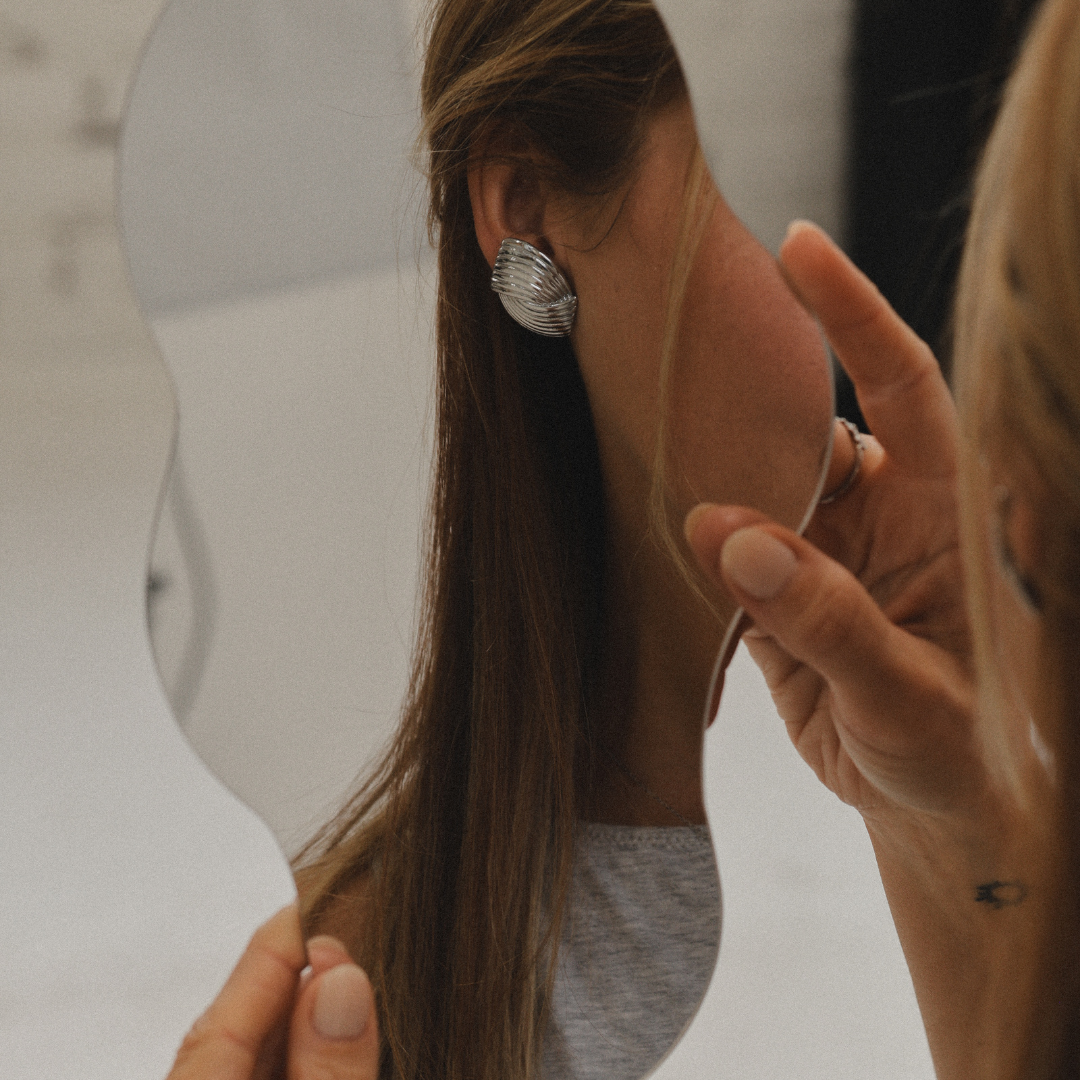 Boucles d'oreilles à tiges argent avec rayures vintage sur mannequin